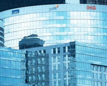 Wspinać się po firmowej drabinie czy skoczyć na nową? Jak podjąć decyzję, która przyspieszy Twoją karierę