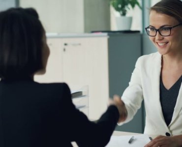 Umowa na dobry start: jak przygotować pierwszą współpracę z klientem, by uniknąć sporów i przyspieszyć płatności