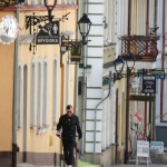 Zmień siedzenie na kroki: 10-minutowy spacer po godzinach przy biurku